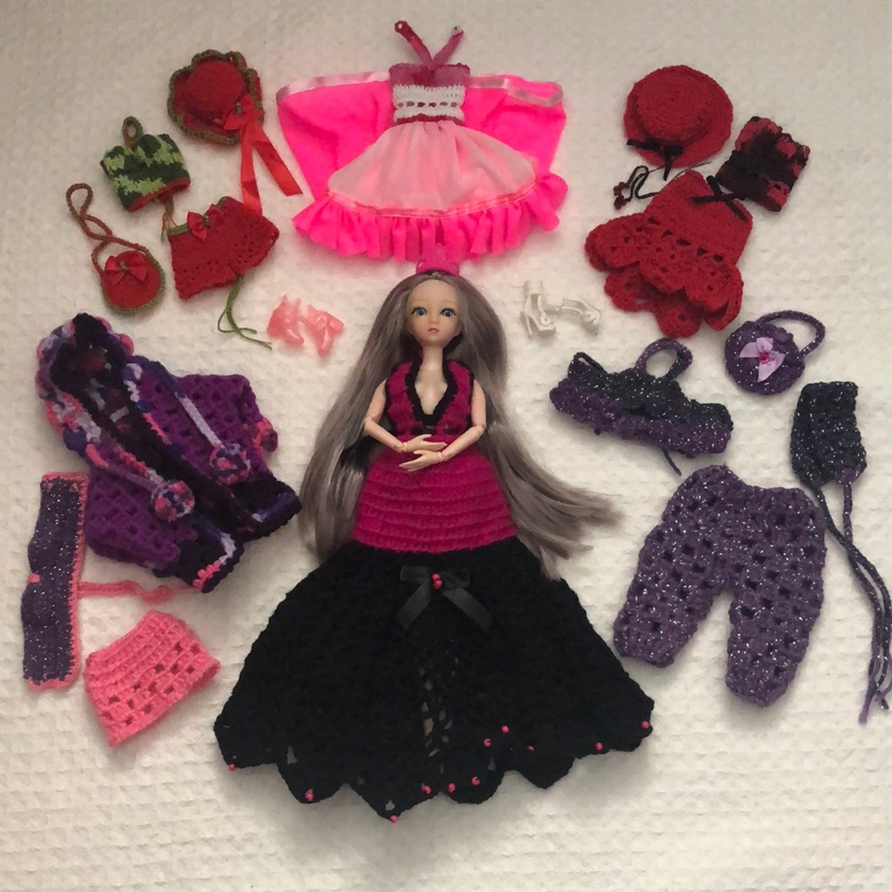 Nice doll with 6 crochet sets 30 cms doll 20 joints and long hair
